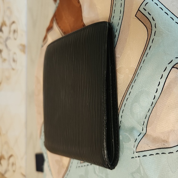 AUTHENTIC Louis Vuitton EPI MARCO Wallet - Picture 14 of 16